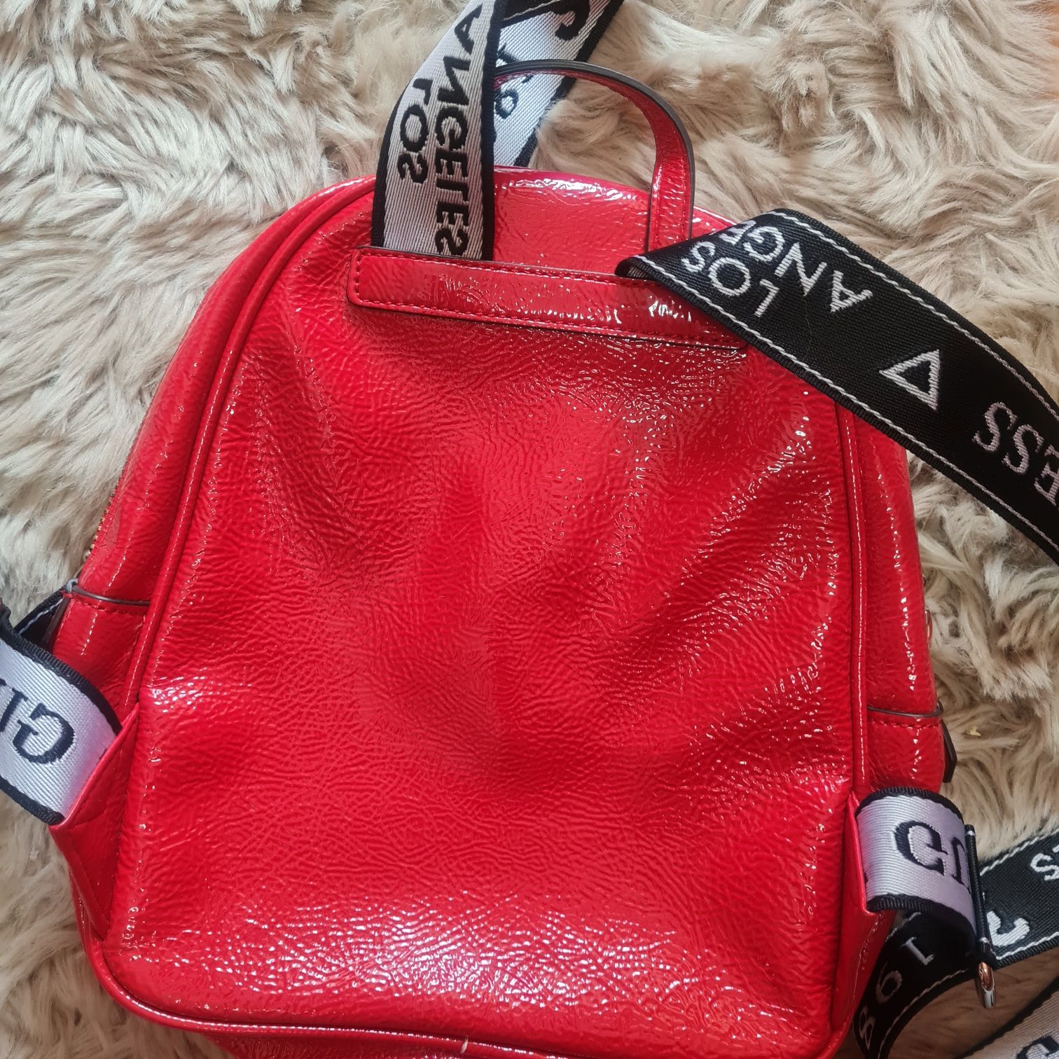 Guess new vibe HWPG77  czerwony lakierowany plecaczek mały plecak