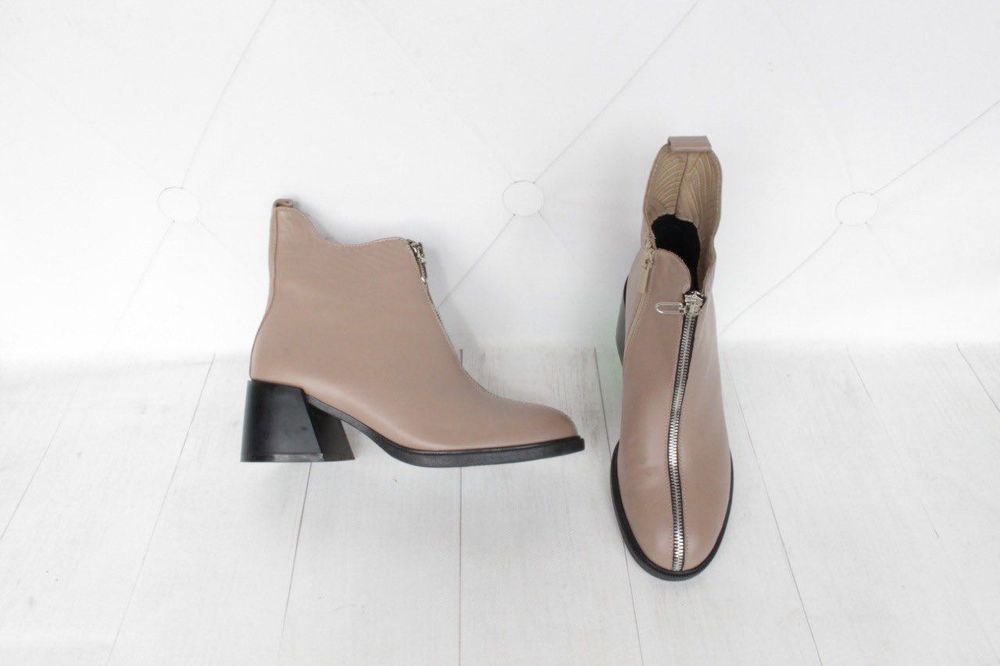 Шикарні бежеві шкіряні черевики 38 розміру