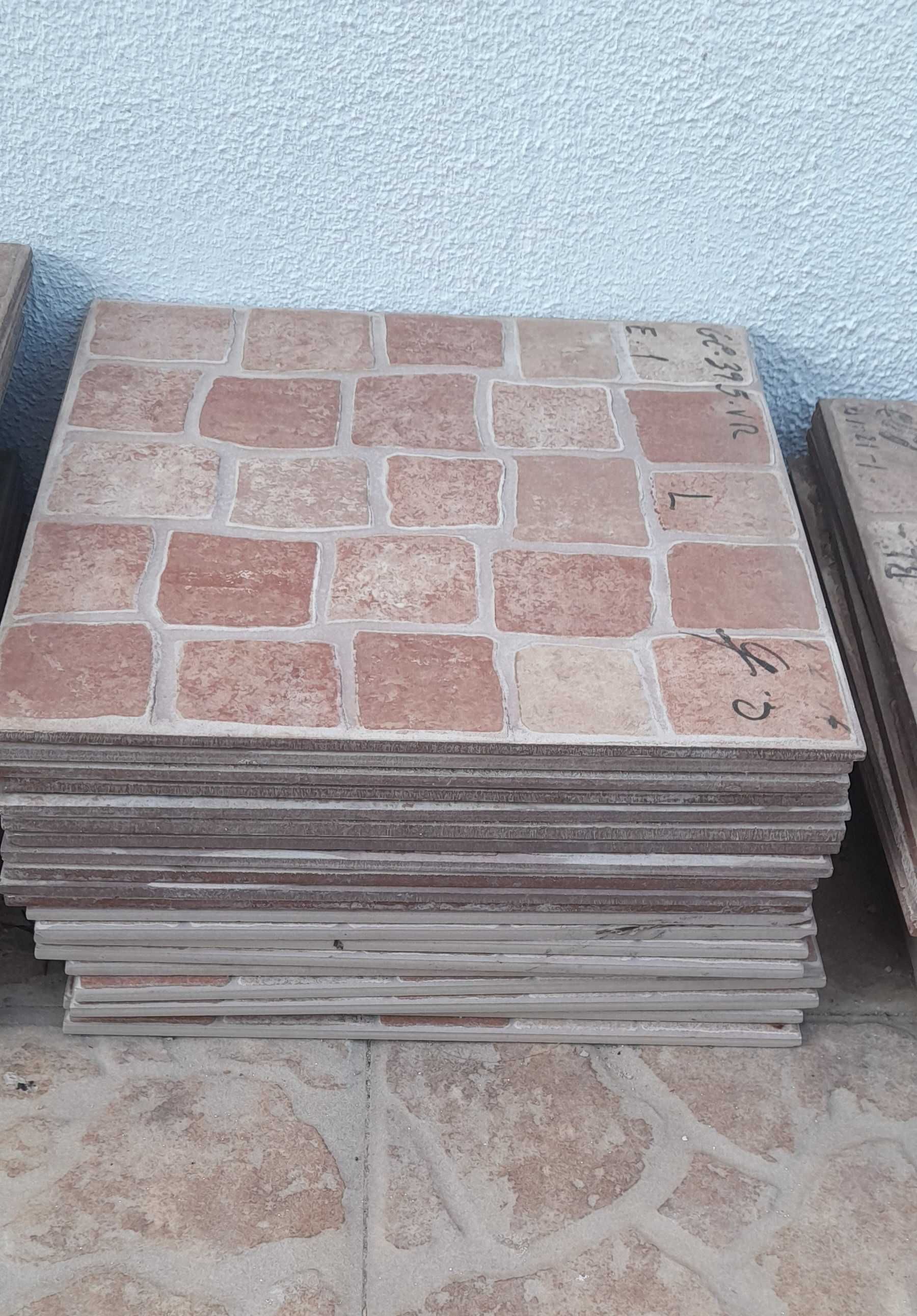 Mosaicos em tons de castanhos (tipo calçada) 33,3 x 33,3 cm