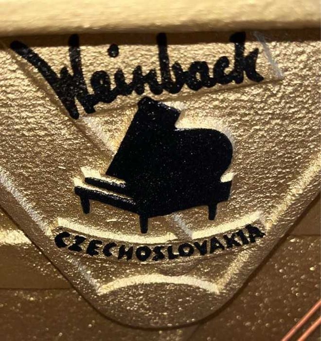 Białe pianino WEINBACH