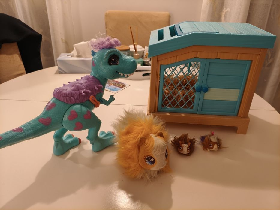 Świnki morskie z klatką i dinozaurem