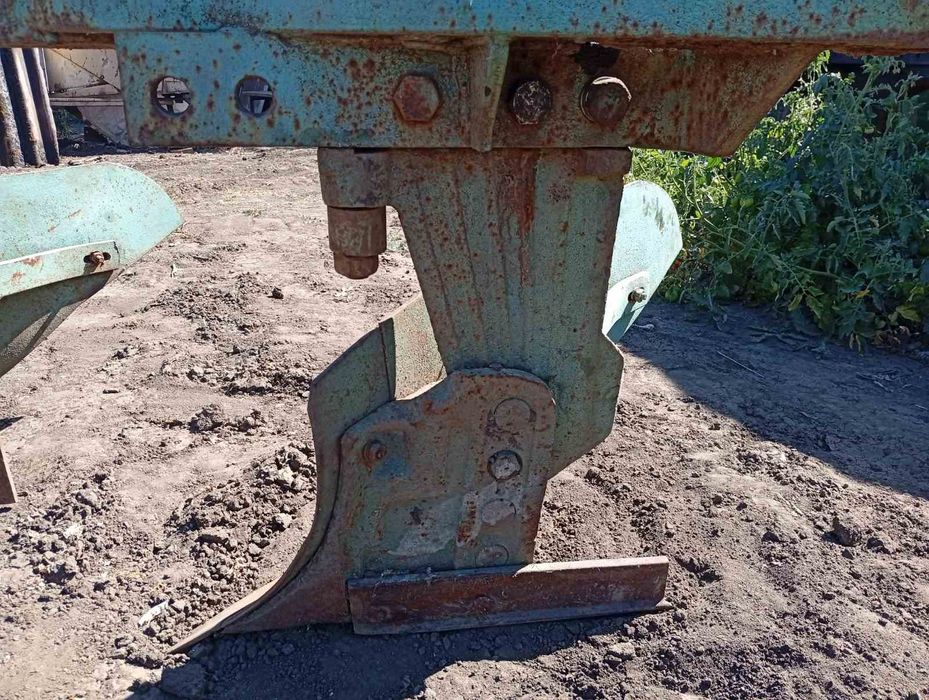 Продам плуг трех 3 корпусный