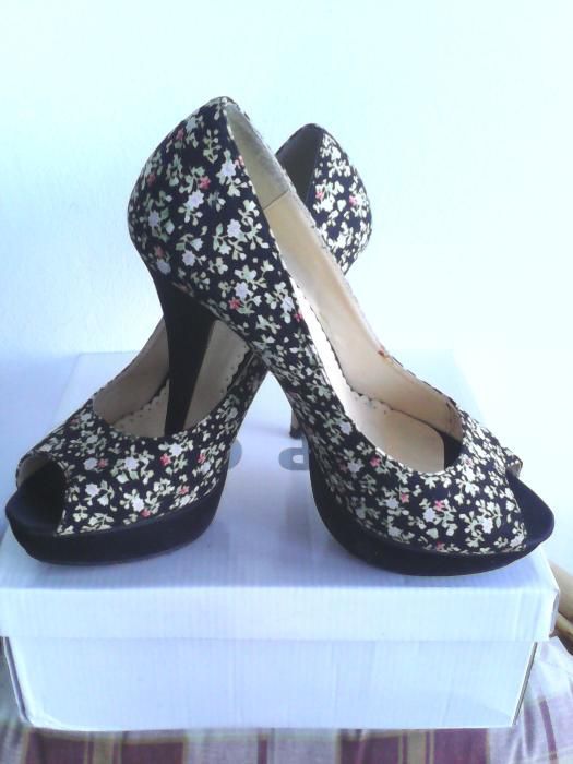 Sapatos flores, peep toe - Tamanho 39