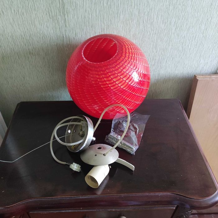 Люстра красная шар