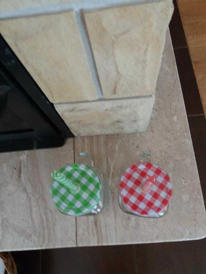 2 szklane kufle słoiki  z rurkami i przykrywkami czerwoną i zieloną