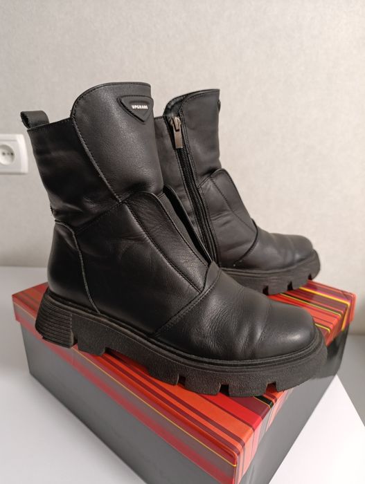 Чоботи зимові жіночі, розмір 38, довжина устілки 24,5 см.