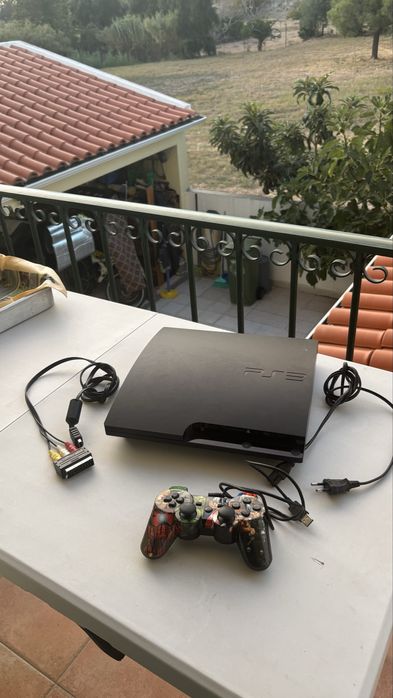 Playstation 3 com um comando dualshock 3 prateado
