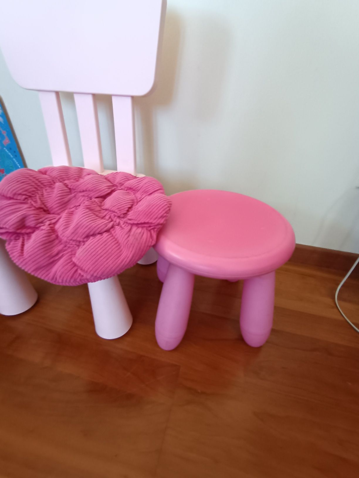 Cadeira e banco rosa de criança