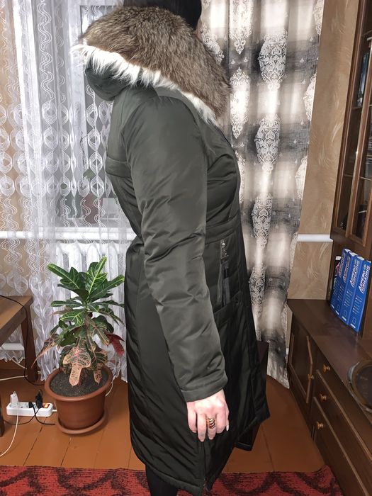 Довгий жіночий пуховик з натуральним хутром