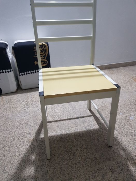 Cadeiras  e caixas de arrumos