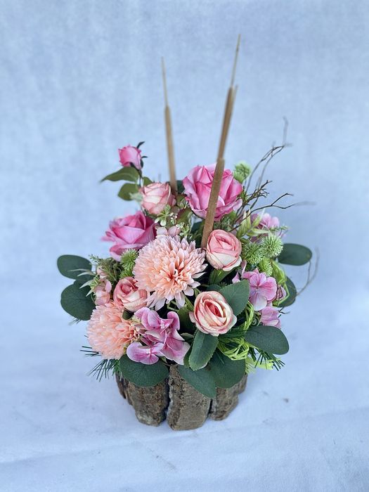 Ozdoby z kory i sztucznych kwiatow