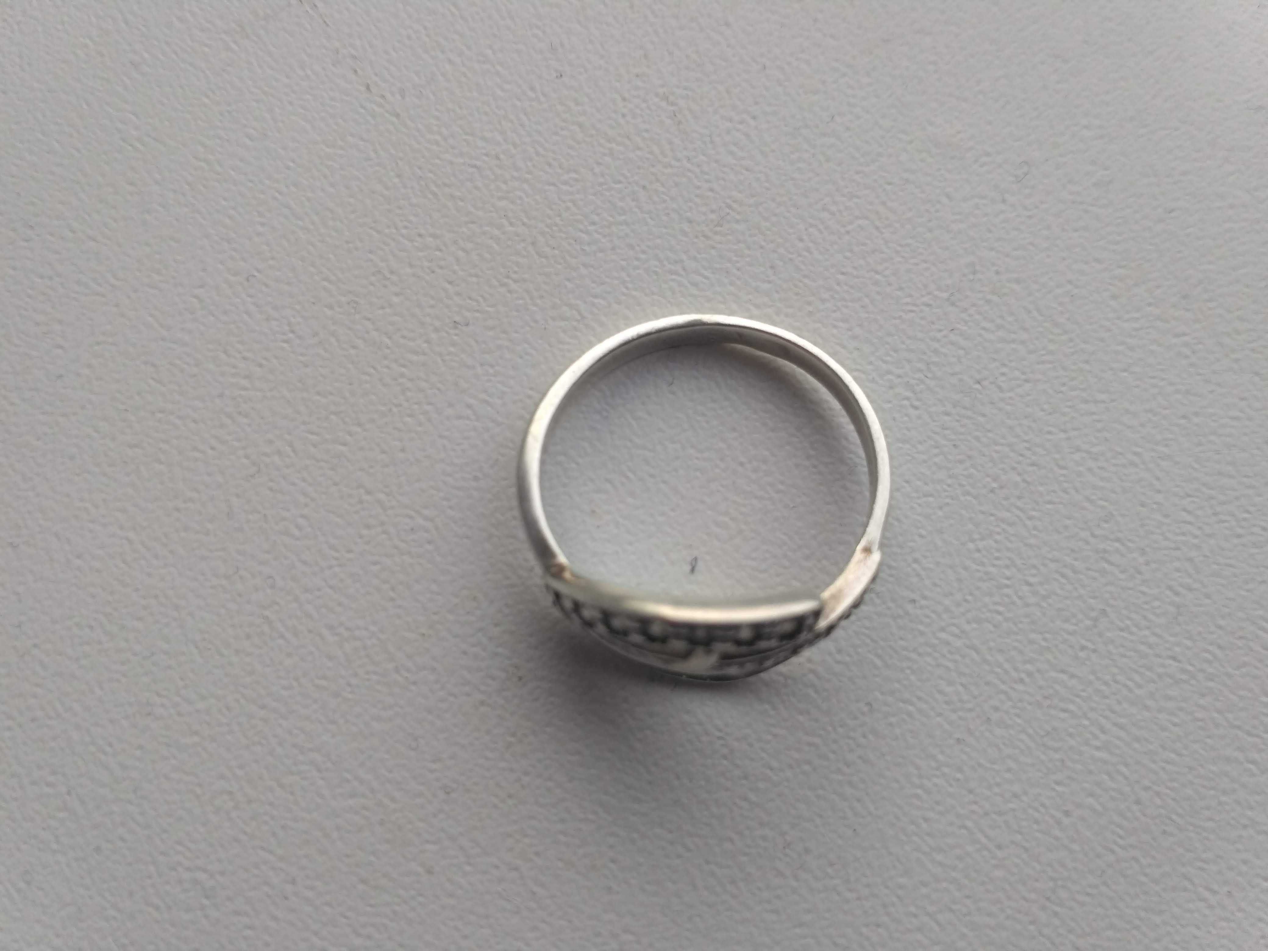 Серебрянные украшения (сережки, кольцо)