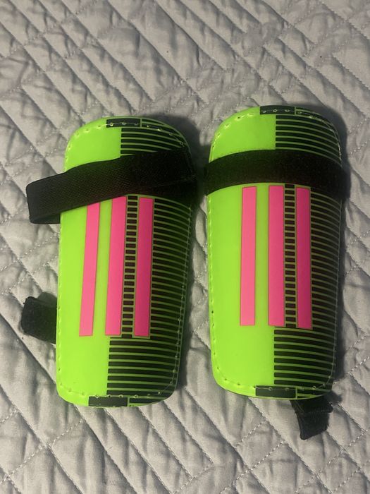 Caneleiras de futebol para criança