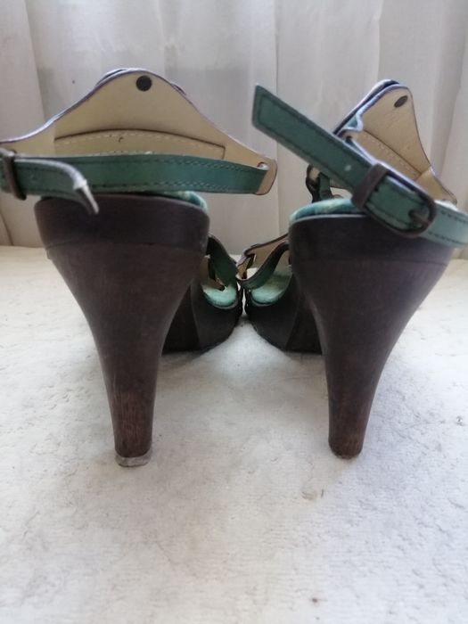 Sandálias de senhora usadas apenas uma vez