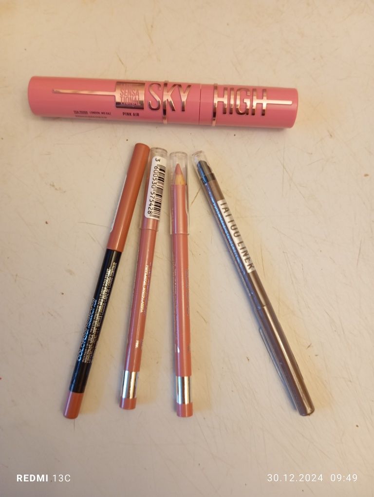 Подводка для глаз, кар-ш для губ,тушь роз. Maybellin+eсть набор,+румян