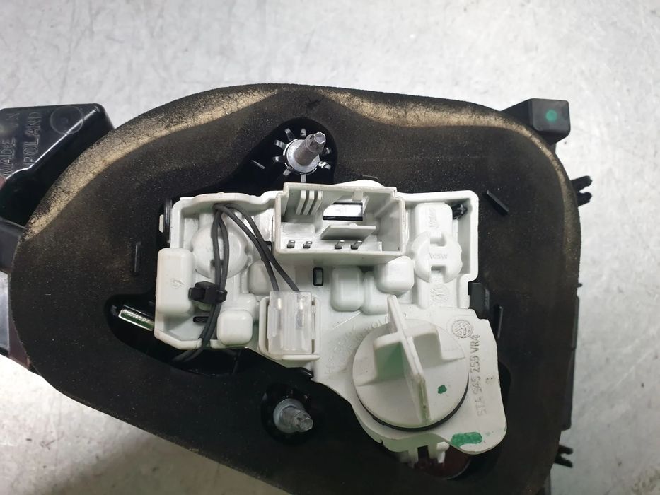 Farolim da mala esquerdo VOLKSWAGEN Touran (5T)