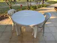 Mesa de jardim e duas cadeiras