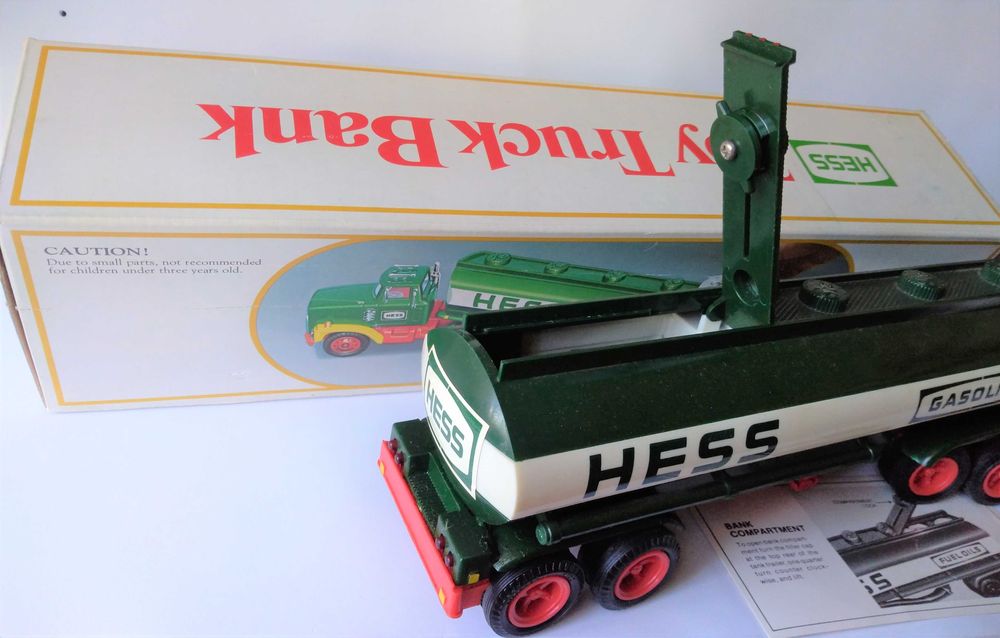 Raro camião e semi reboque, com publicidade à Hess Oil. Ver descrição