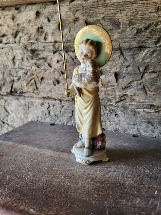 Porcelanowa figurka Pan Jezus Dobry Pasterz