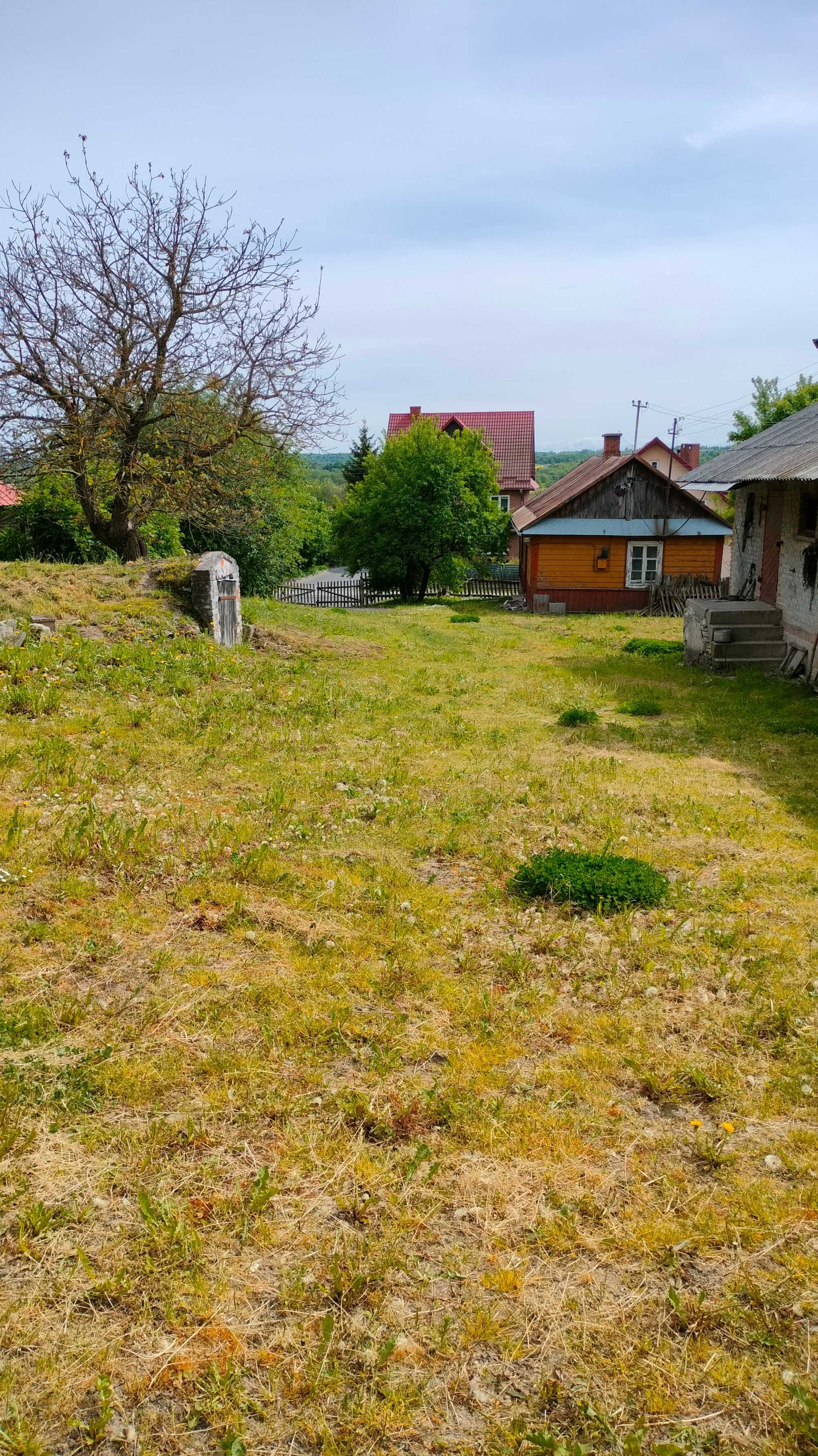 działka budowlana , dom drewniany do remontu,  budynki gospodarcze