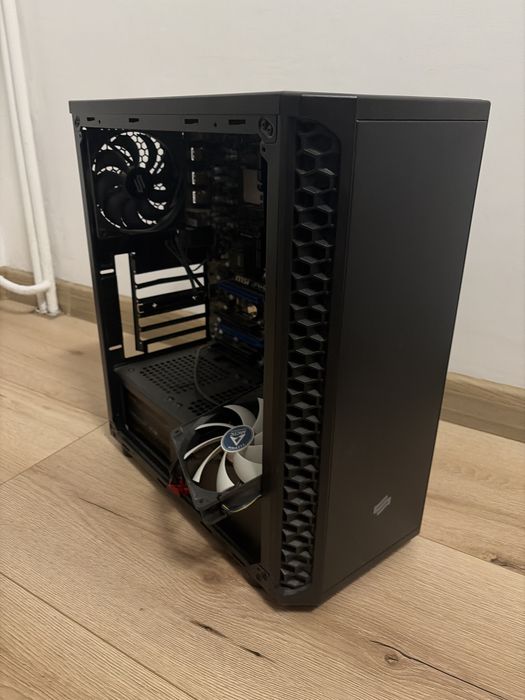 Obudowa z płytą główną, procesorem, zasilaczem