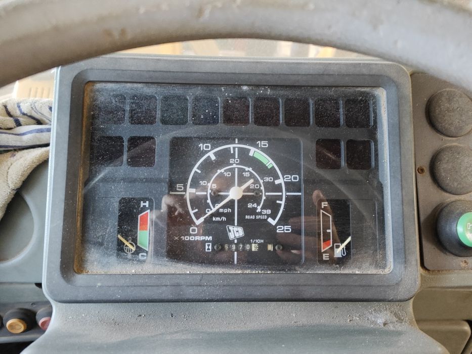 Retroescavadora Usado com 2 baldes e patolas