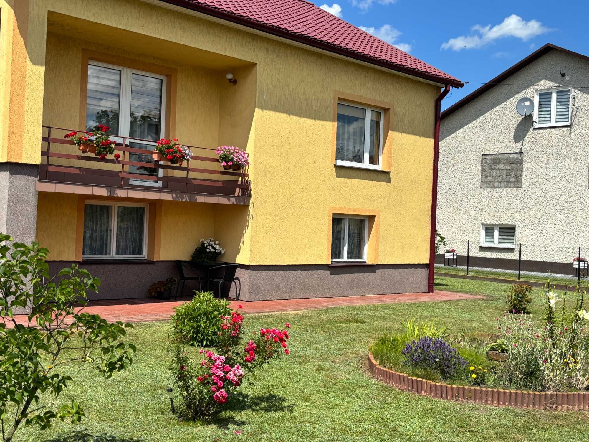 Dom jednorodzinny z garażem i budynkiem gospodarczym