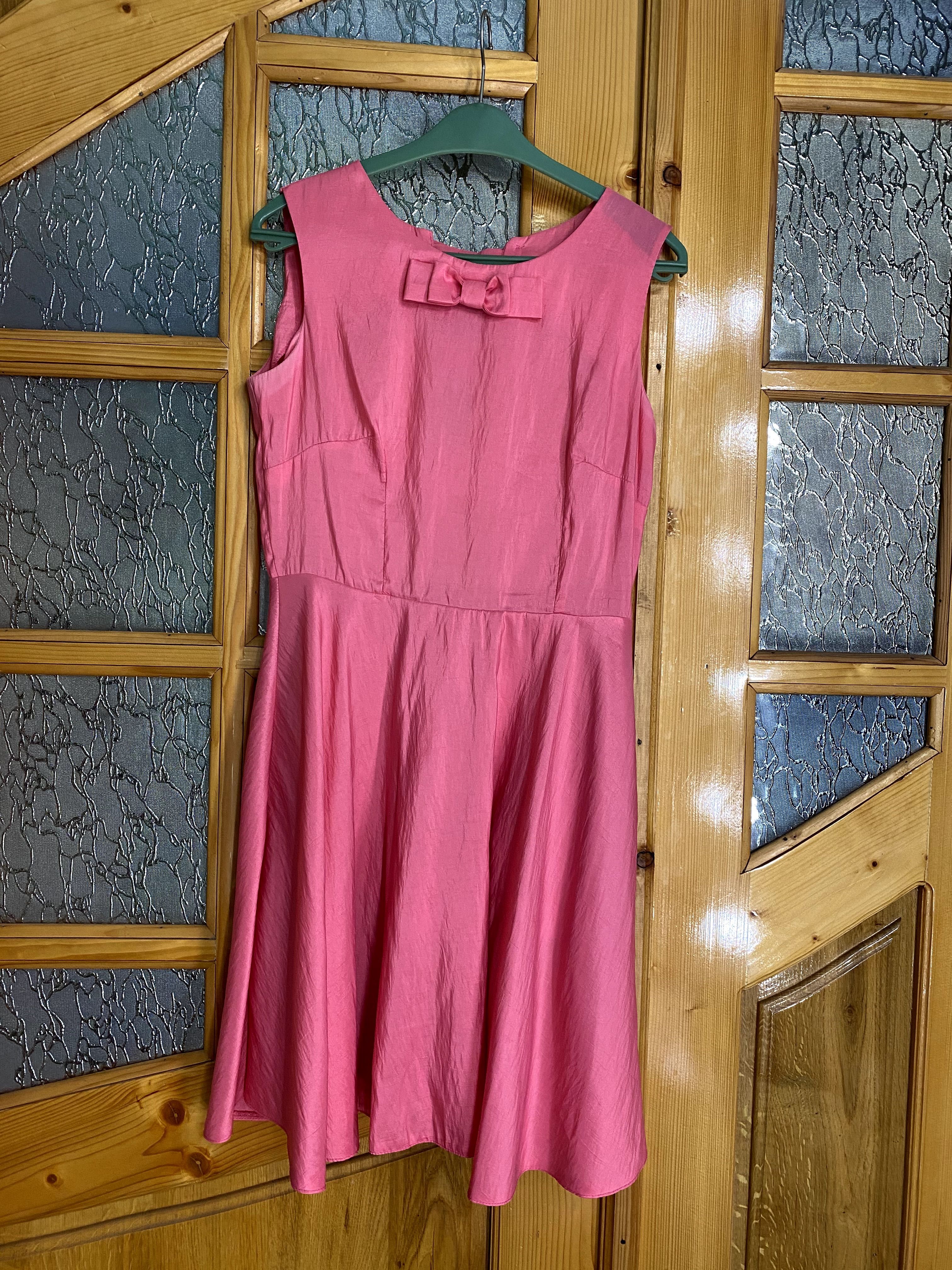 Рожева літня сукня.