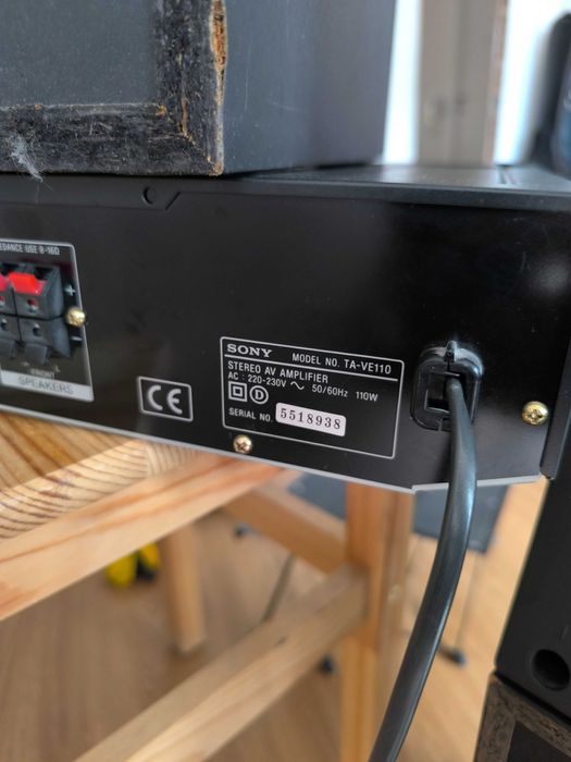 Sistema de som "surround" SONY TA-VE 110 dos anos 2000.