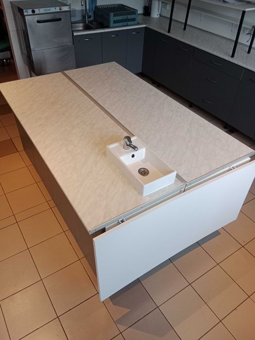 Wyspa kuchenna z szafkami