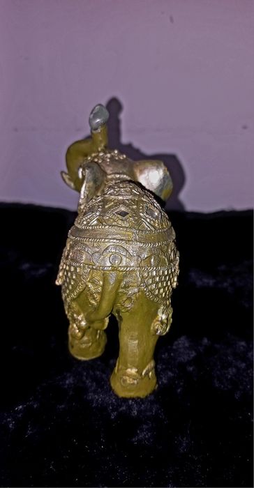 Elefante com pedra natural