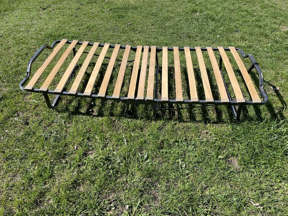 Łóżko turystyczne składane z materacem.