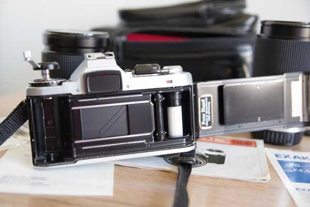 Sprzedam zestaw z aparatem PENTAX ME SUPER