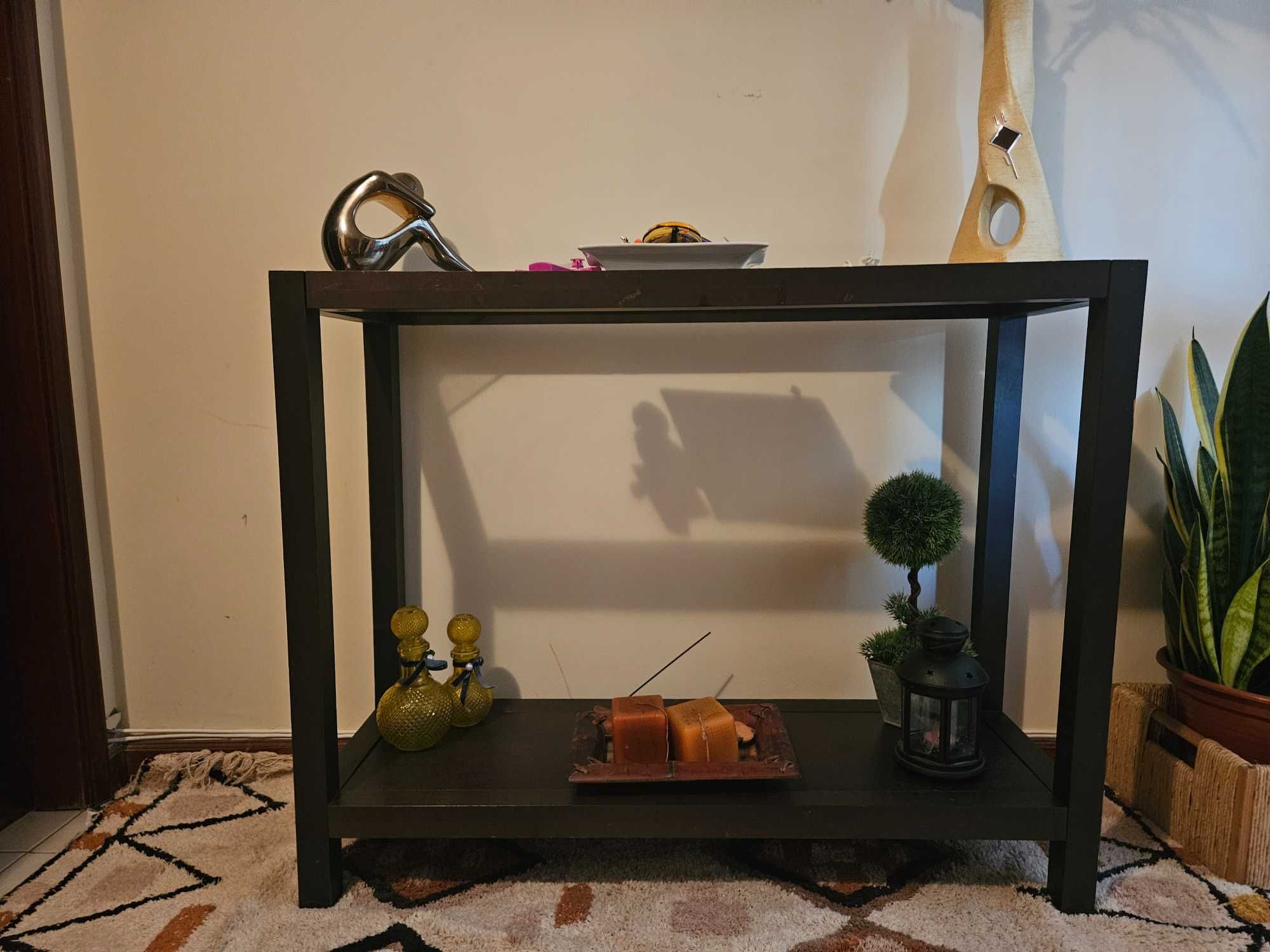 Movel castanho com vidro