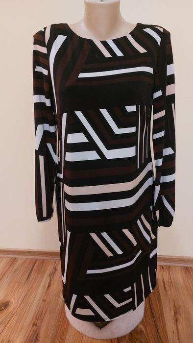 Сукні .гарна якість, одівала можливо деякі 1 раз, ефектні і водночас з