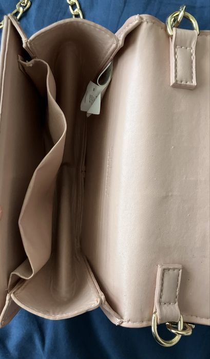 Elegancka, stylowa kopertówka w kolorze pudrowego różu z Mohito