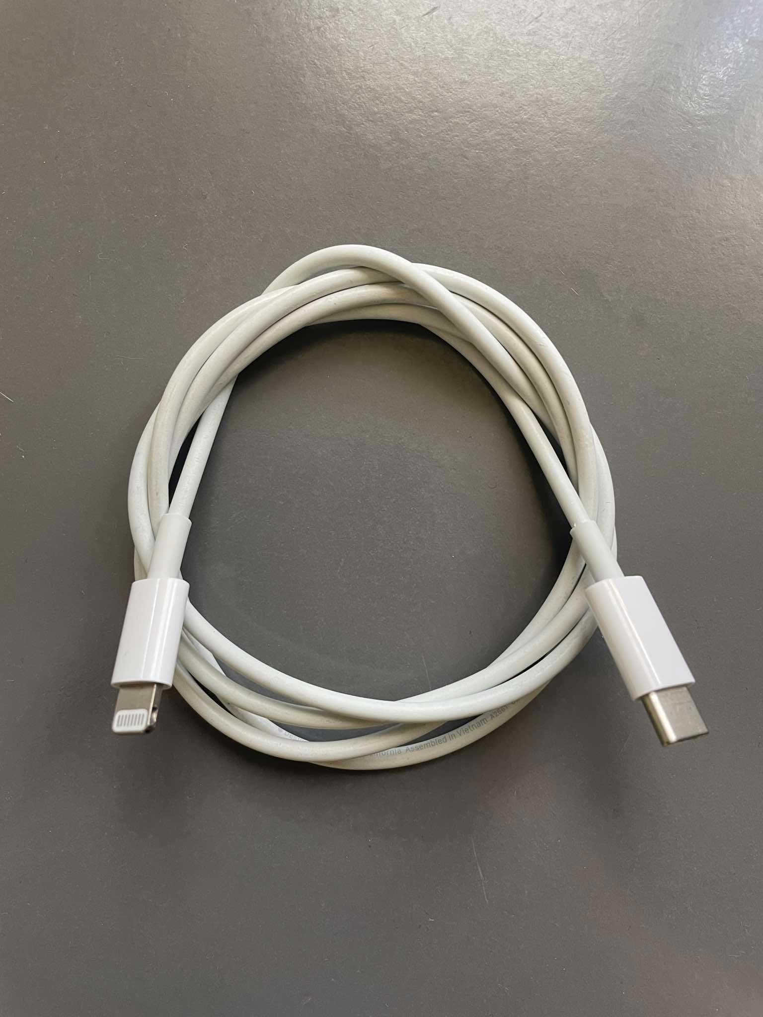 iPhone 12 + kabel Lightning + Case
