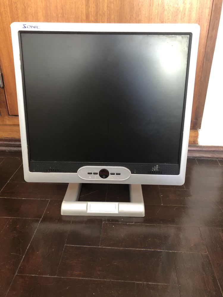 Monitor 19 polegadas a funcionar na perfeição