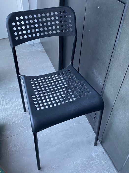 Mesa preta + duas cadeiras pretas - novas já montadas