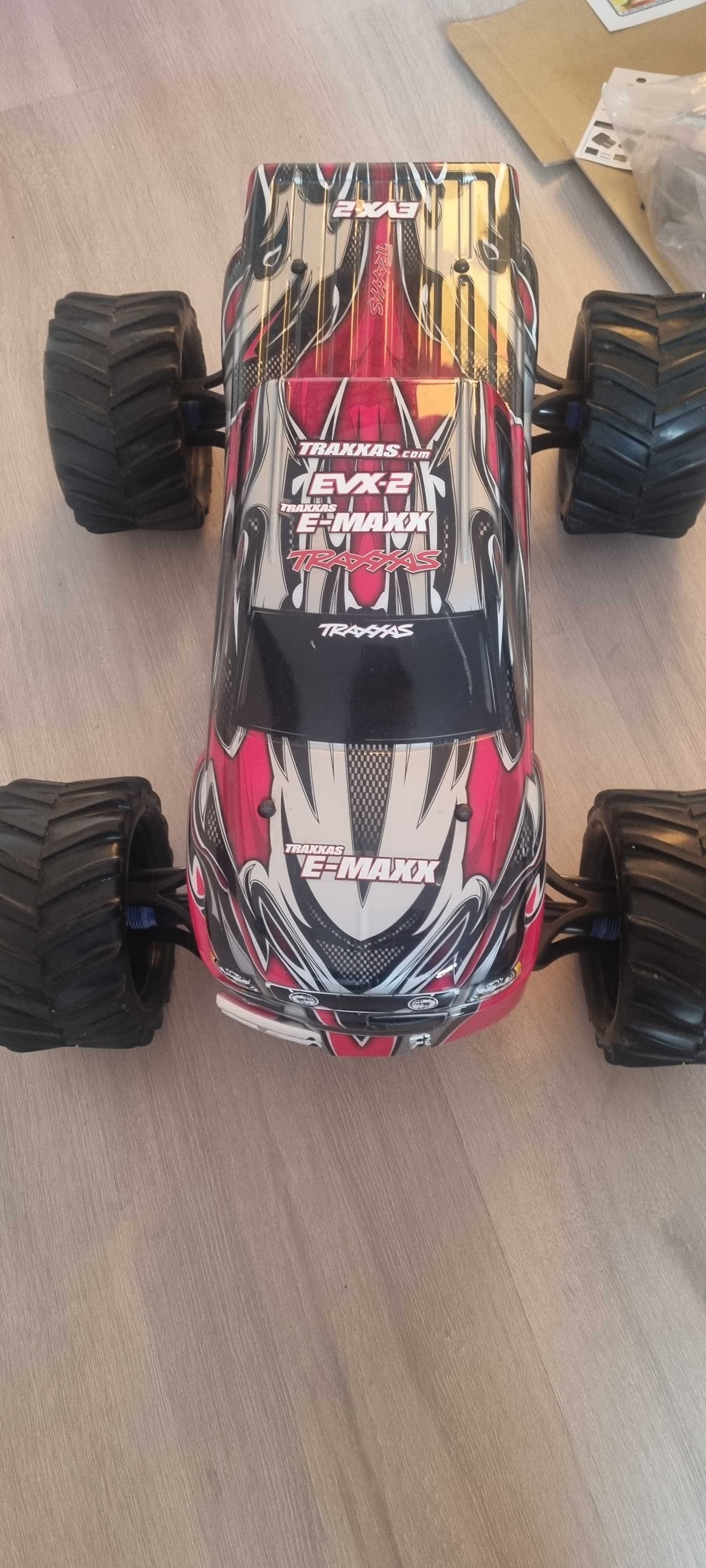 monster truck E-maxx Traxxas model 3903