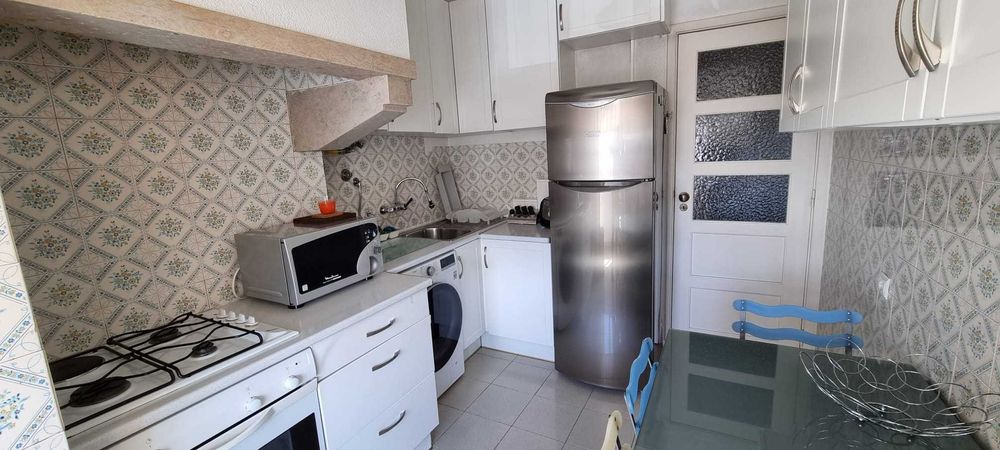 Aluga-se quarto individual, amplo, tipo estúdio, em Benfica/Lisboa