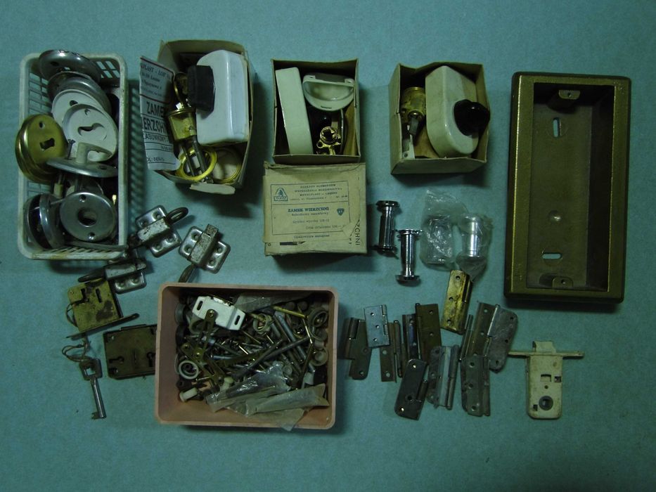 Różne okucia do drzwi zamki klamki szyldy