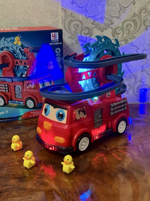 Трек качки на пожежній машині . Пожежна машина з качками