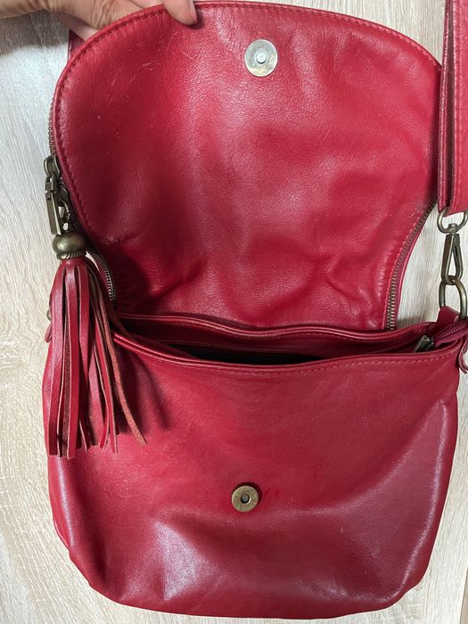 Червона шкіряна сумочка