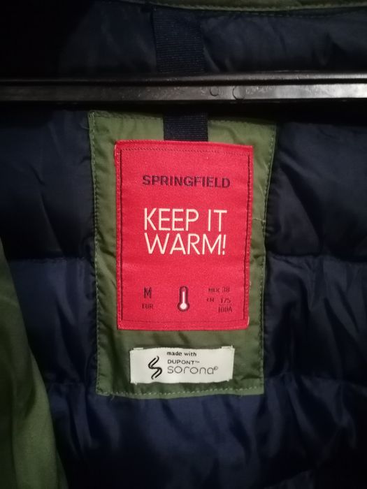 Casaco verde escuro com capuz impermeável e protetor de frio da Spring