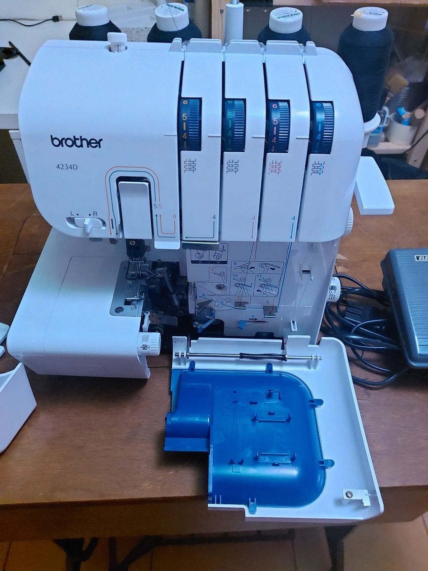 Máquina de costura Corta e Cose Brother 4234D