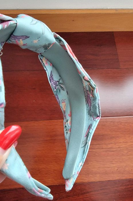 Fita de cabelo azul clara com padrão florido