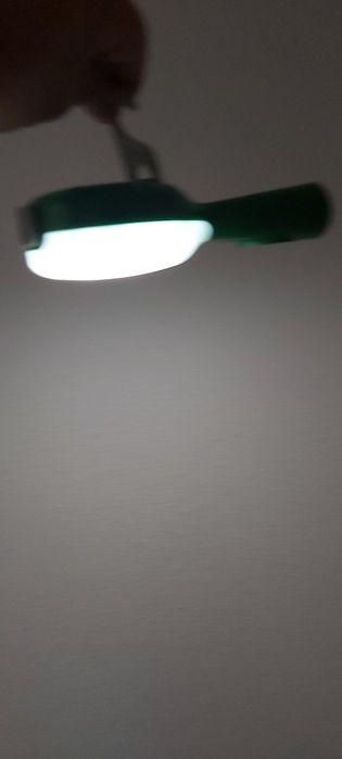 Фонарик заряжается от солнечной батореи и от сети заряжает мобильны