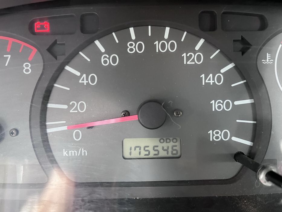 Mitsubishi L400 - 8 lugares