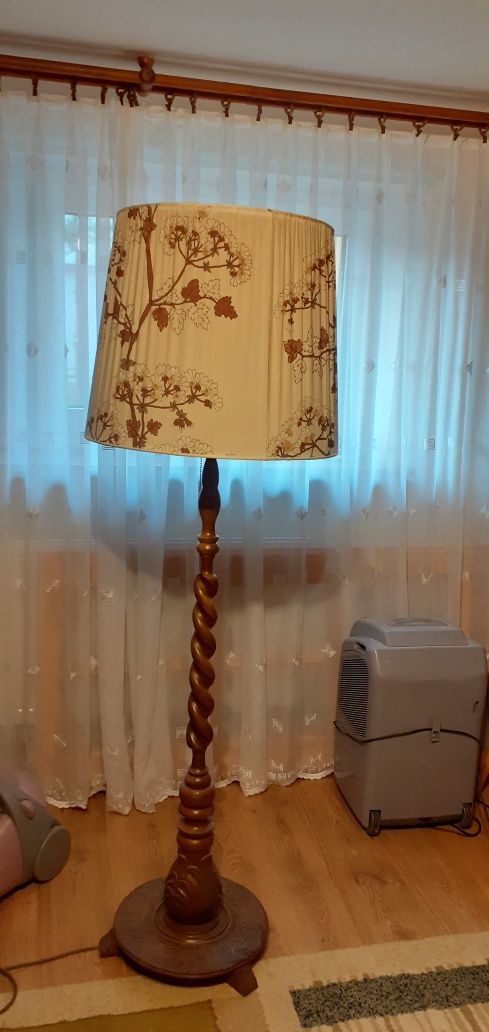 Duża wysoka lampa stojąca